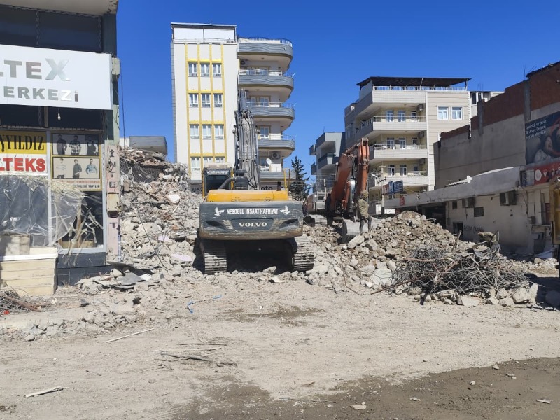 Kahta'da Yıkım Molozları Esnafı Mağdur Ediyor